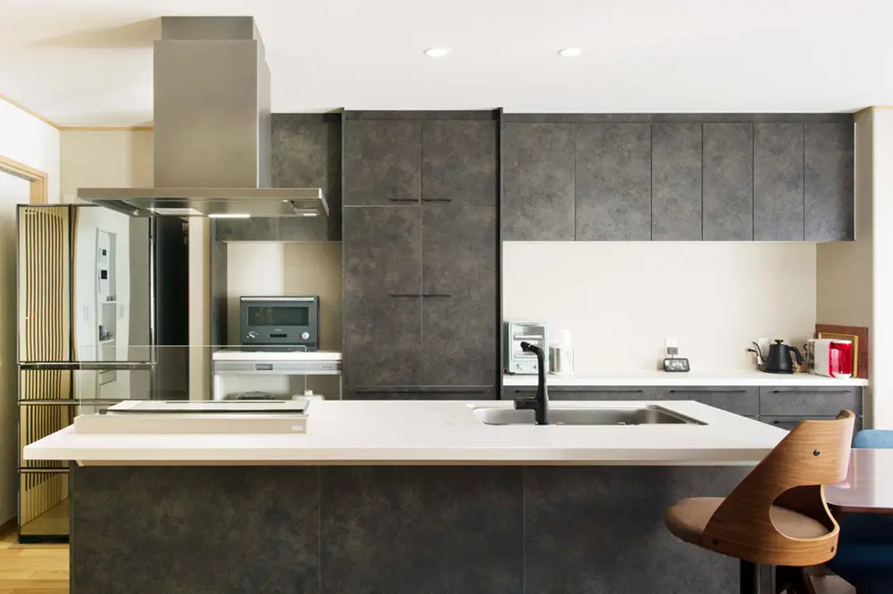 空間を引き締めるキッチン